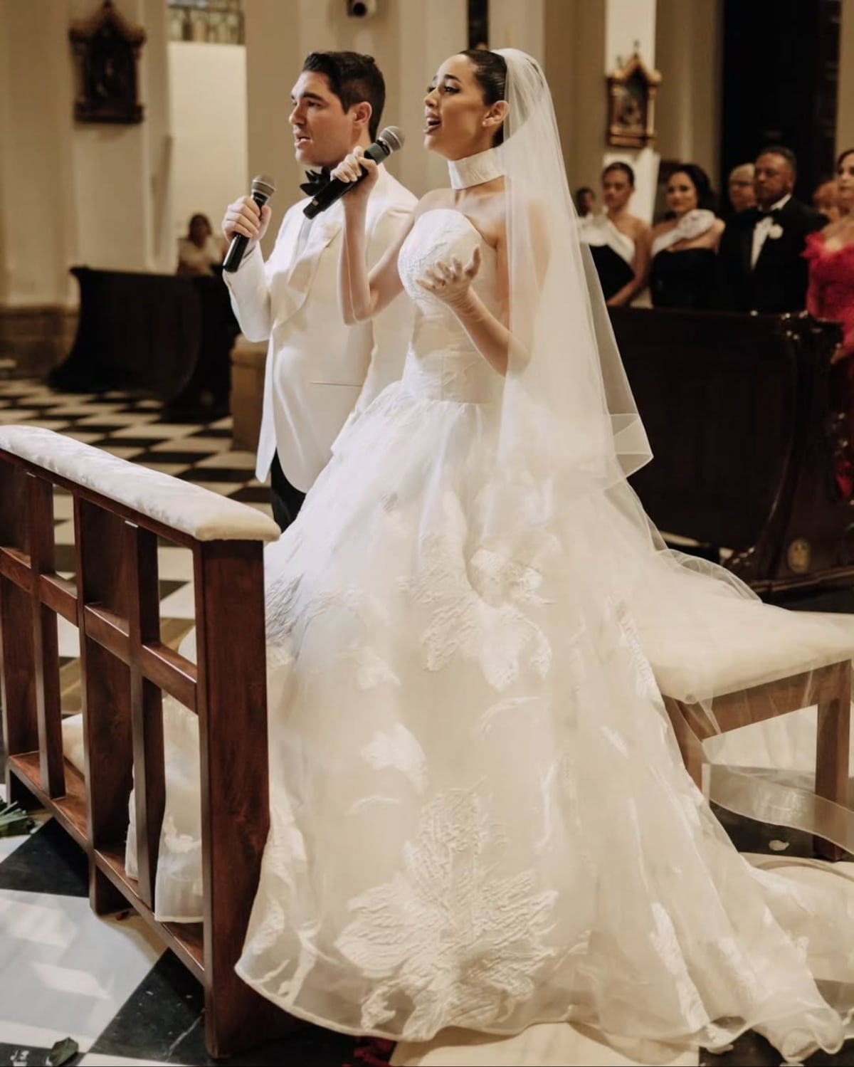 Un pastel decorado con 66 rosas y tres vestidos de novia: la boda de Dayana y Gio 