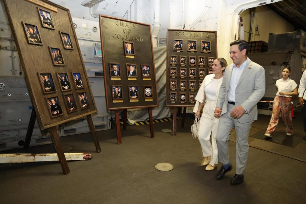 El embajador Kevin Cabrera y su esposa Andrea Altamirano-Duque en la recepción diplomática a bordo del USS Nimitz