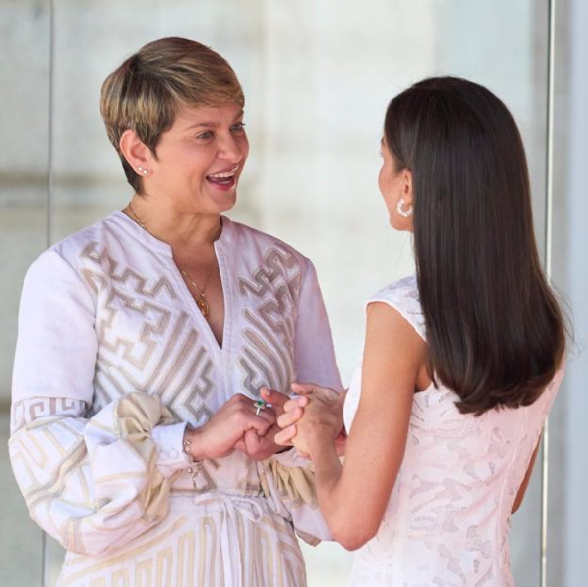 Los looks similares de la reina Letizia de España y la primera dama de Colombia, Verónica Alcocer