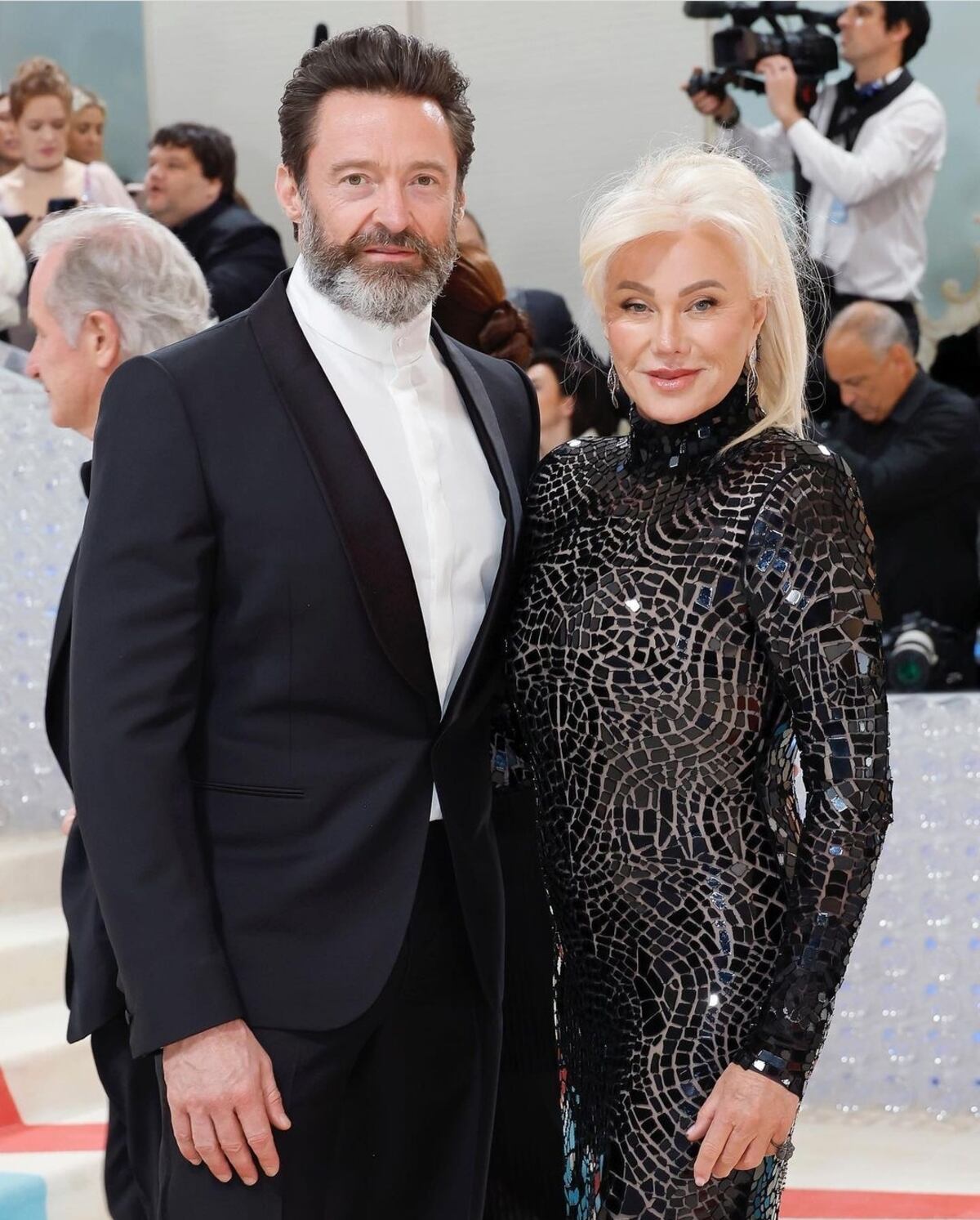 Salma Hayek y su esposo, Robert Pattison y su novia Suki Waterhouse, parejas famosas en Met Gala 2023