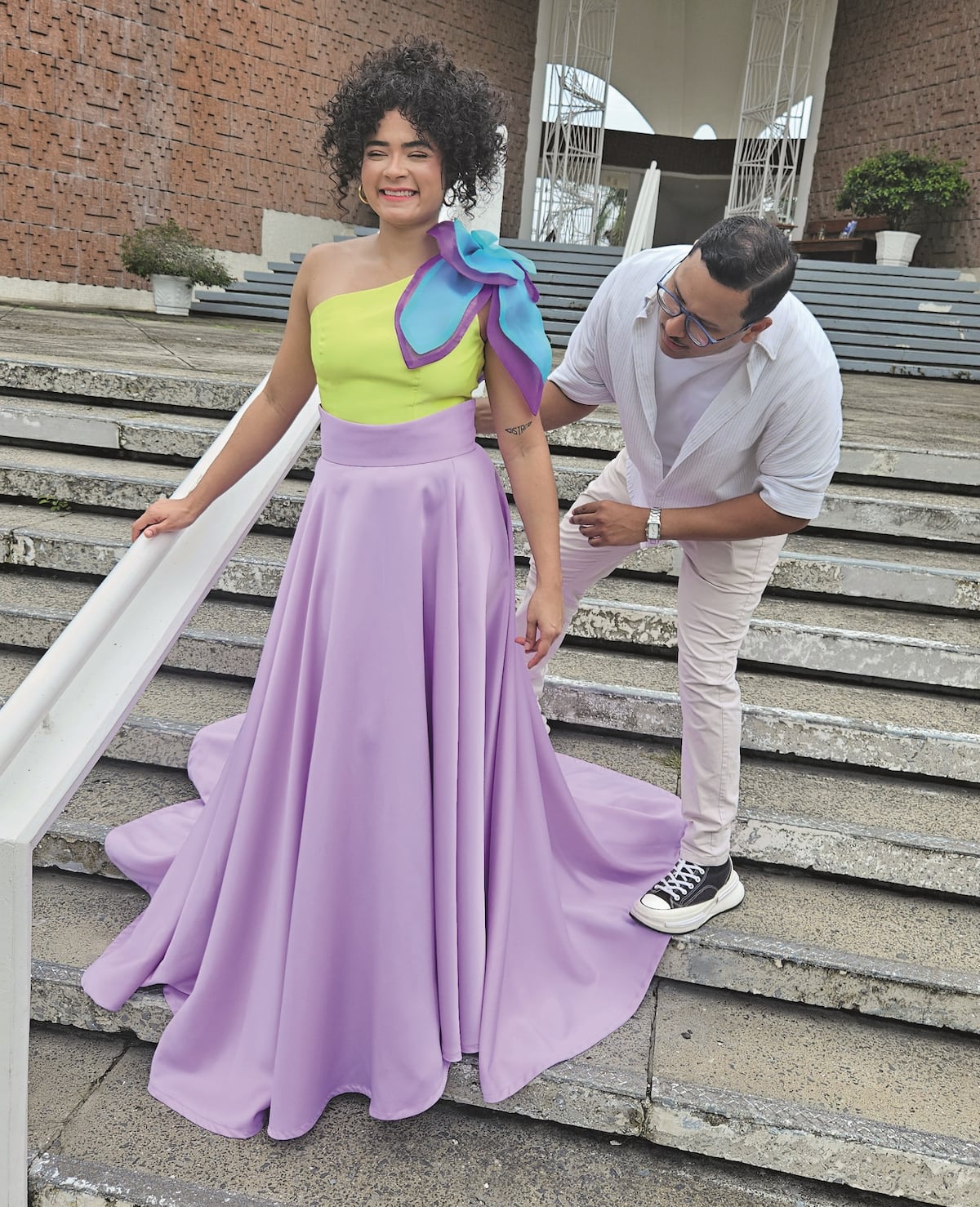 La alcaldesa de San Miguelito, Irma Hernández, vestida de diseño local en portada de revista ELLAS