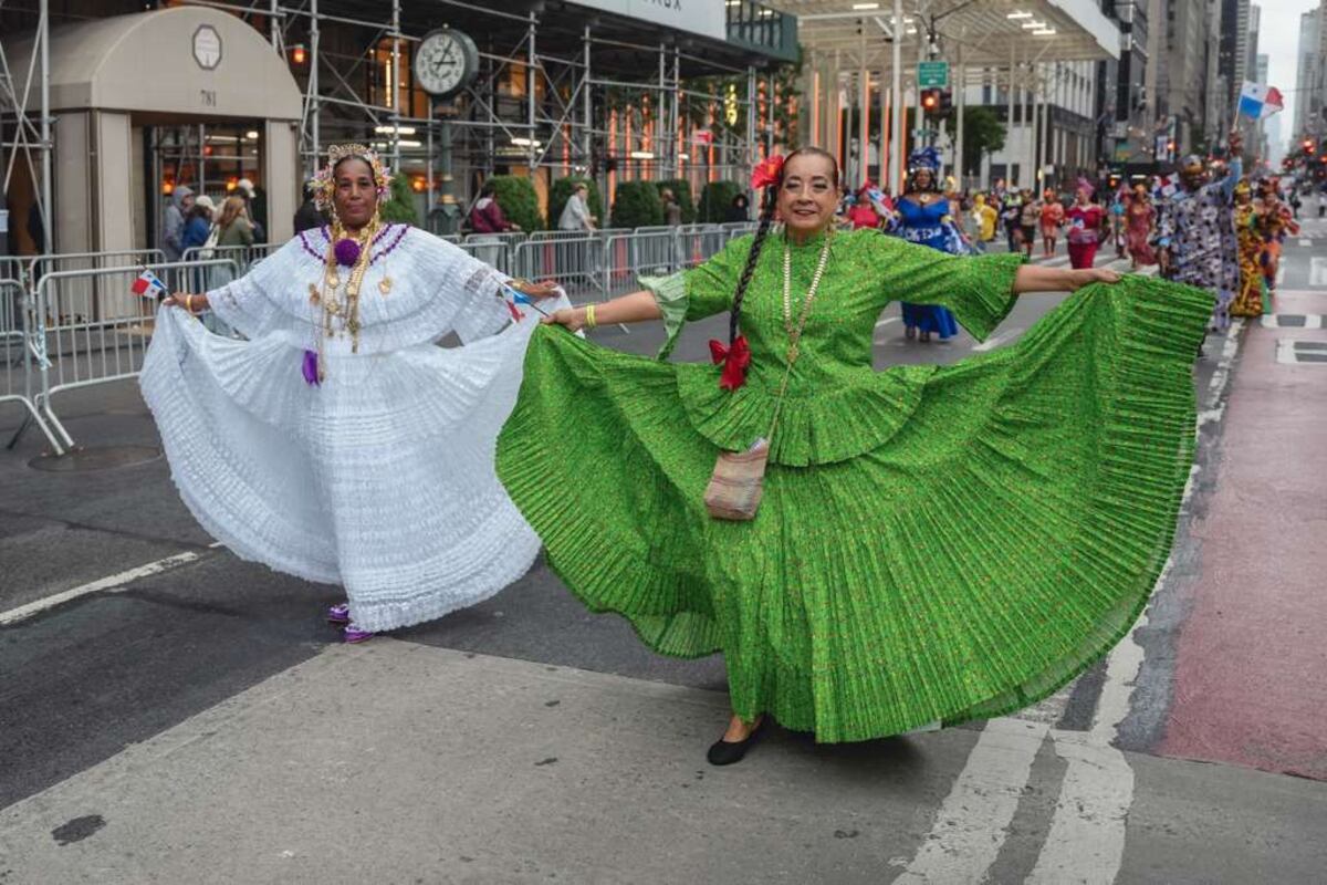 Bandas, conjuntos folclóricos y reinas: panameños desfilan en el Día de la Hispanidad en Nueva York