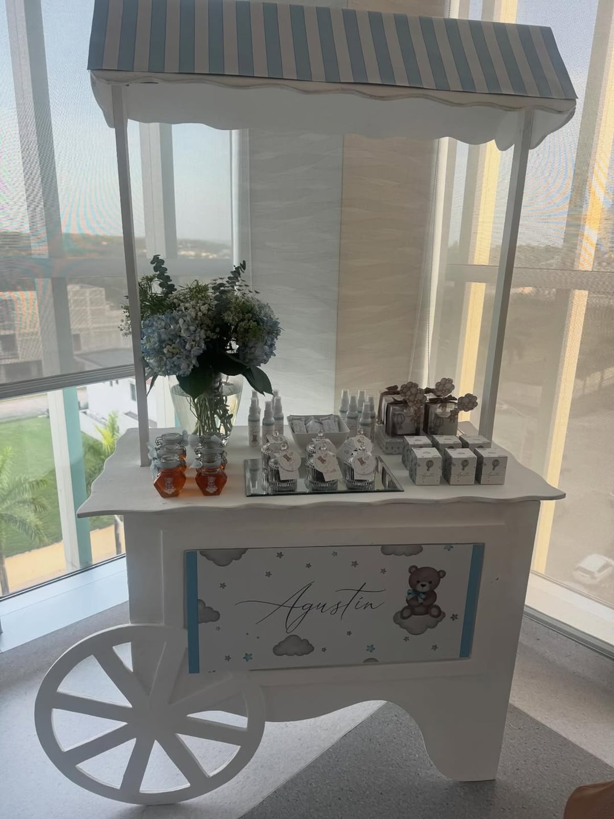 La presentadora Karen Chalmers le da la bienvenida a su primer nieto