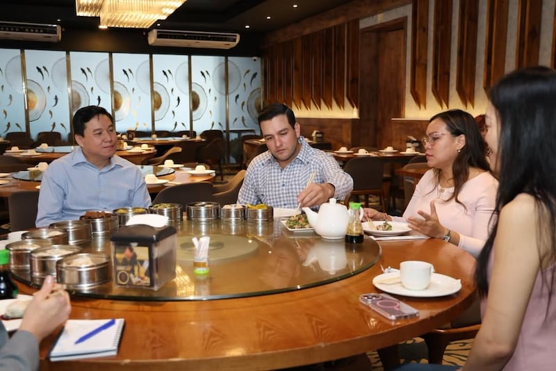 Siumai, patitas de pollo y hampao: lo que comió el embajador de Estados Unidos en el desayuno chino con la diputada Patsy Lee y la comunidad chino-panameña