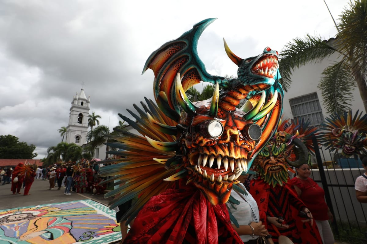 Imágenes de la danza del Corpus Christi en La Villa de Los Santos