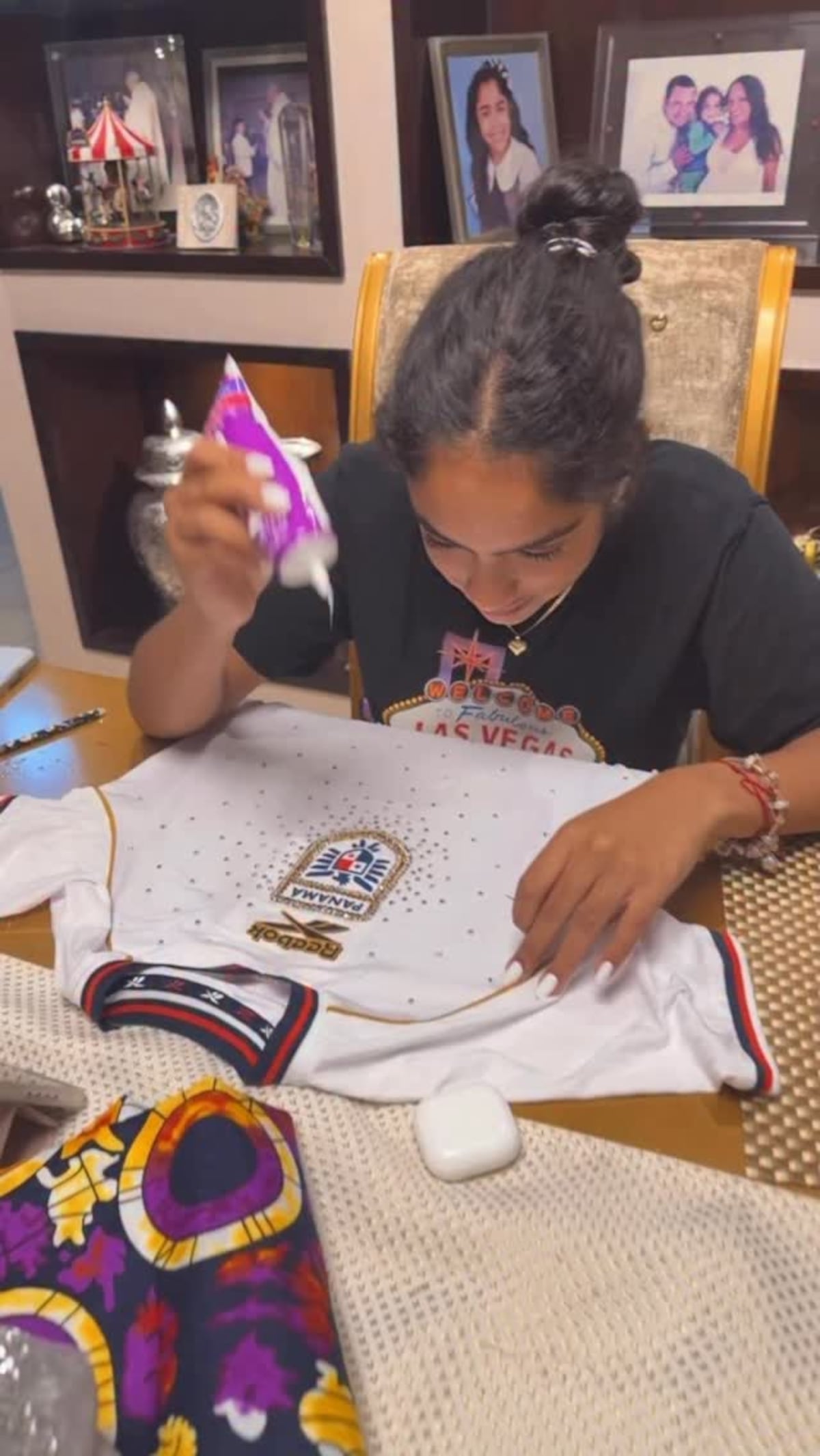 Sandra Sandoval luce camiseta personalizada por su hija Kamila para partido de Panamá ante República Dominicana