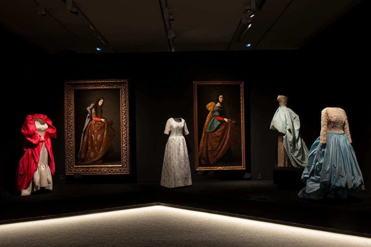 El abrigo capa de Balenciaga con el que posó la reina Letizia formará parte de una exposición en Milán