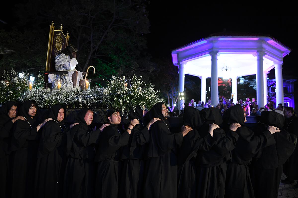 (Galería) Procesión de la Hermandad del Cristo Pobre en el Casco Antiguo