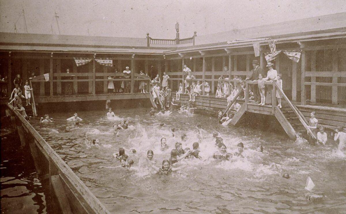 ¿Cuán higiénicas son realmente las piscinas públicas?