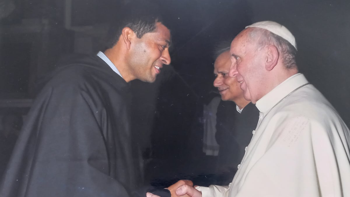 El vicario regional panameño Carlos De la Cruz recuerda al cardenal Robert Prevost en su paso por Panamá