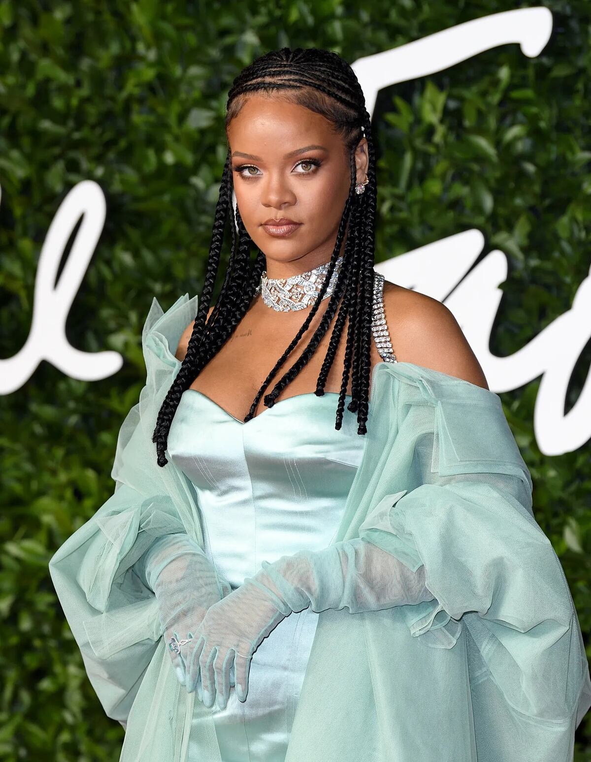 Rulitos cortos y dorados: Rihanna luce su cabello natural en el lanzamiento de Fenty Hair