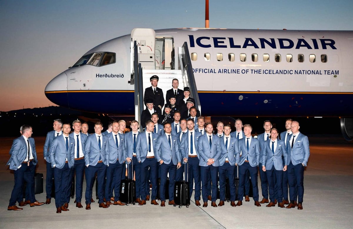 Bolsos de Versace y trajes de lujo en la llegada de los equipos a Rusia