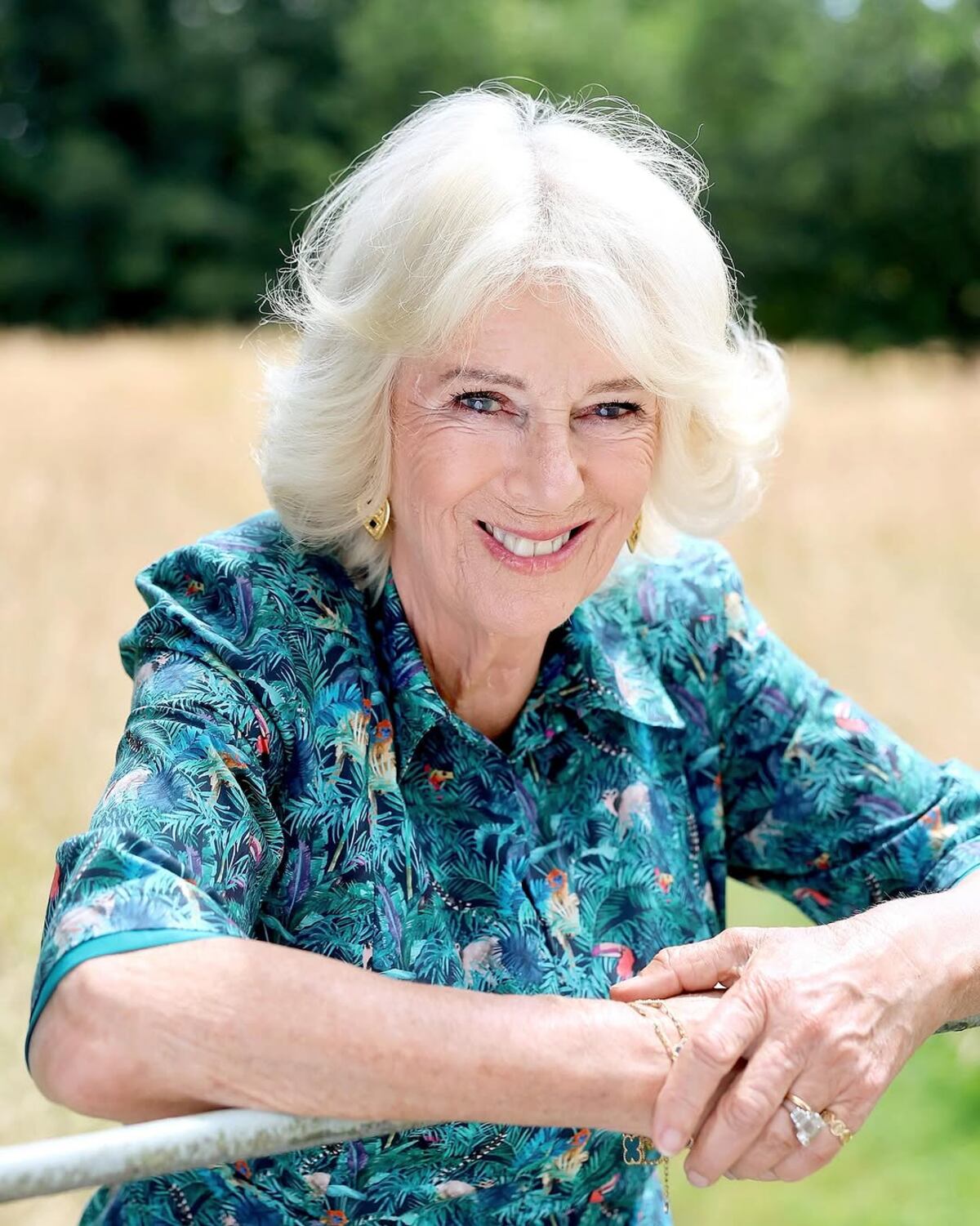 Desde su jardín en Wiltshire, la reina Camilla posa en un retrato especial previo a sus 78 años