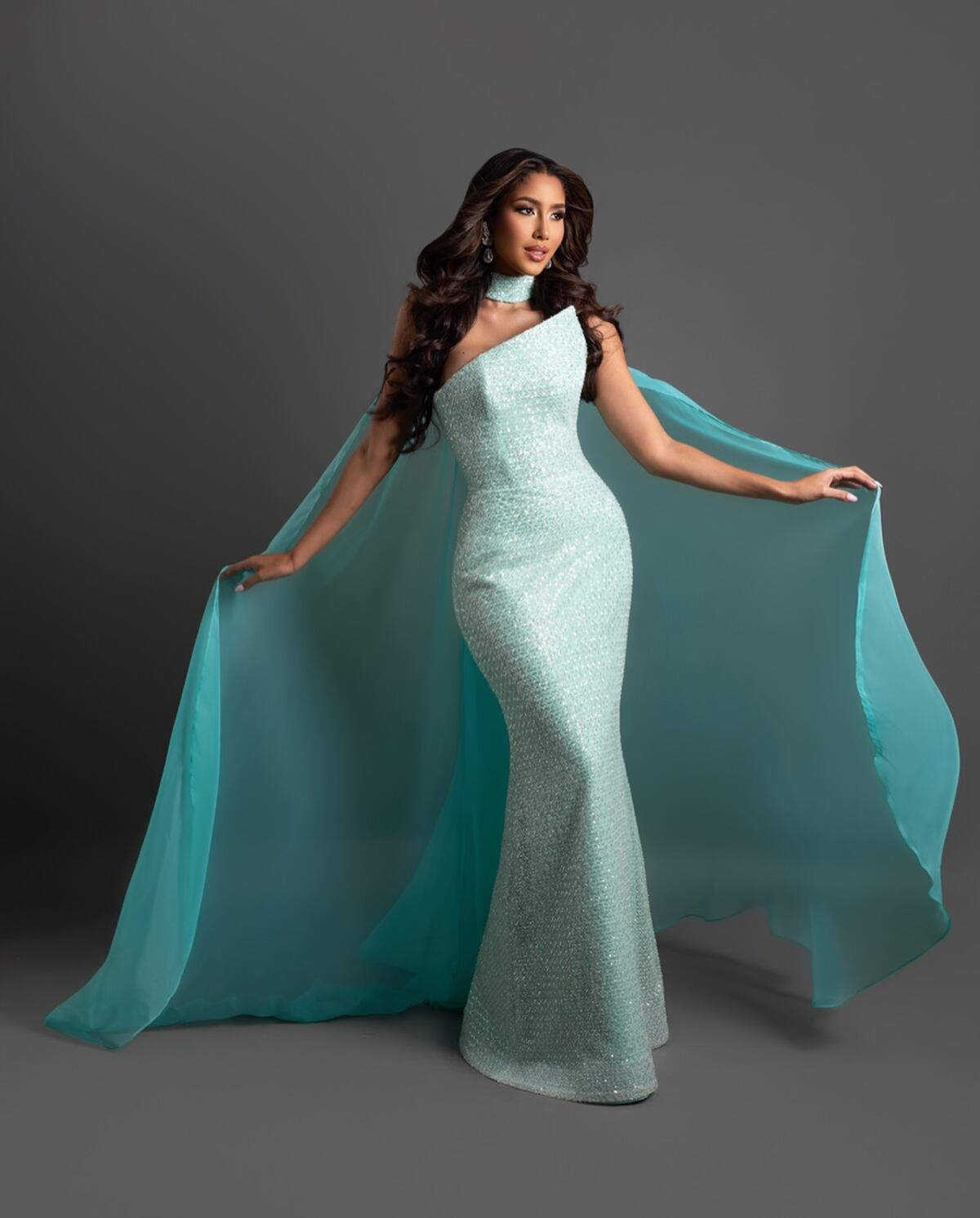 Diseñadores nacionales e internacionales detrás de los vestidos de Liliam Ashby Barrera en Miss International 2024