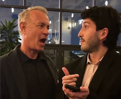 Tom Hanks colabora con Sebastián Yatra en la promoción de su nuevo tema, ‘La Pelirroja’