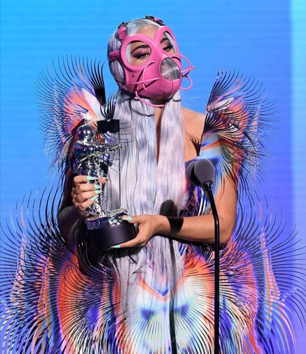 Los 9 atuendos y 6 mascarillas de Lady Gaga en los VMAs