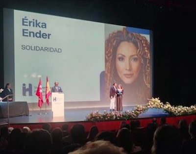 La cantautora panameña Erika Ender recibe el Premio Influencia Hispana a la Solidaridad en Madrid
