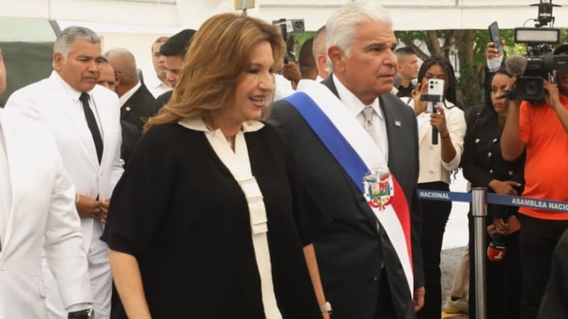 La primera dama de Panamá, Maricel de Mulino, y su conjunto ‘black & white’  para la instalación de la Asamblea Nacional