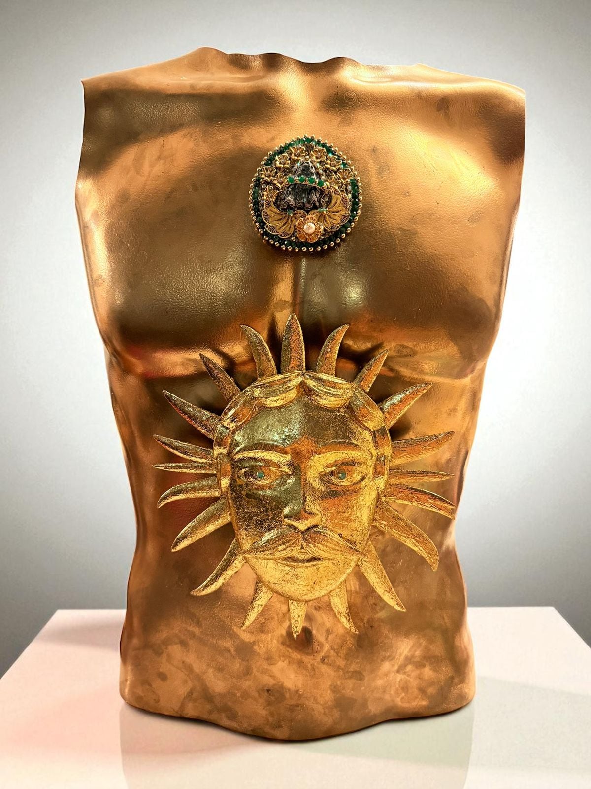 Con un meteorito de cinco mil años en el pecho: así modeló Kevin Fashioned en Dubai Fashion Week