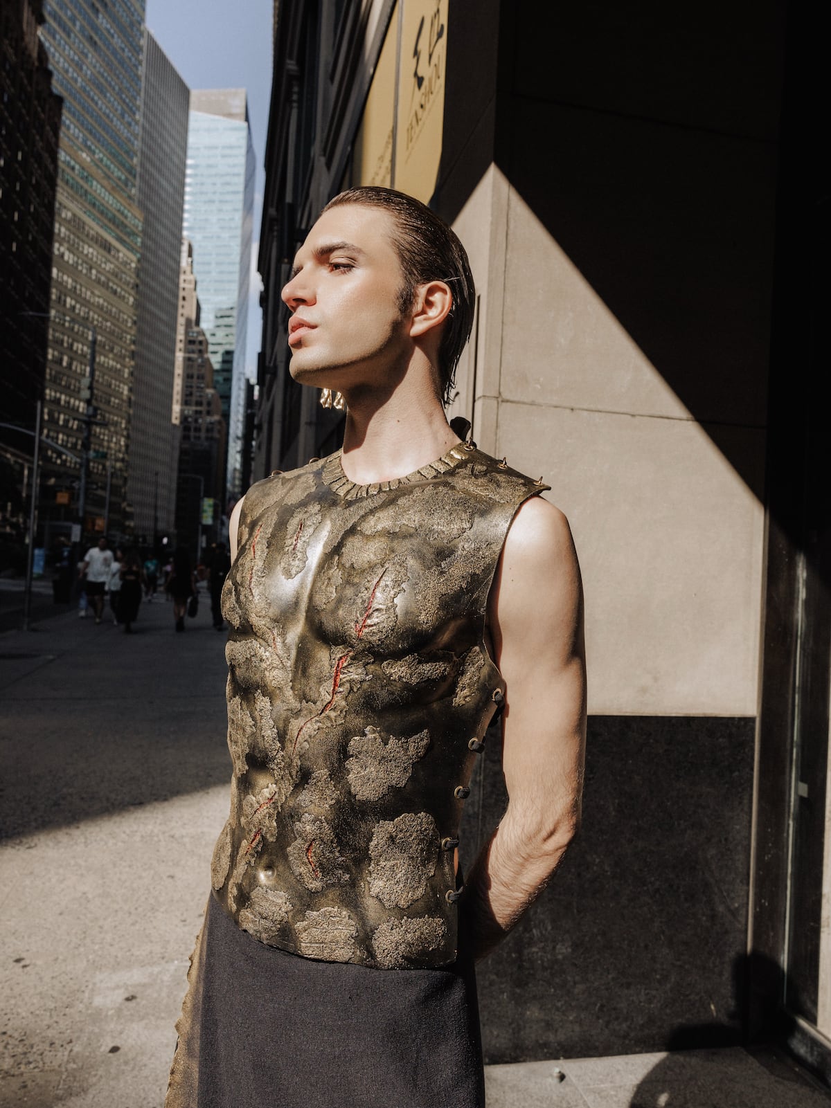El creador de contenido Kevin Fashioned desfila en la Semana de la Moda de Nueva York