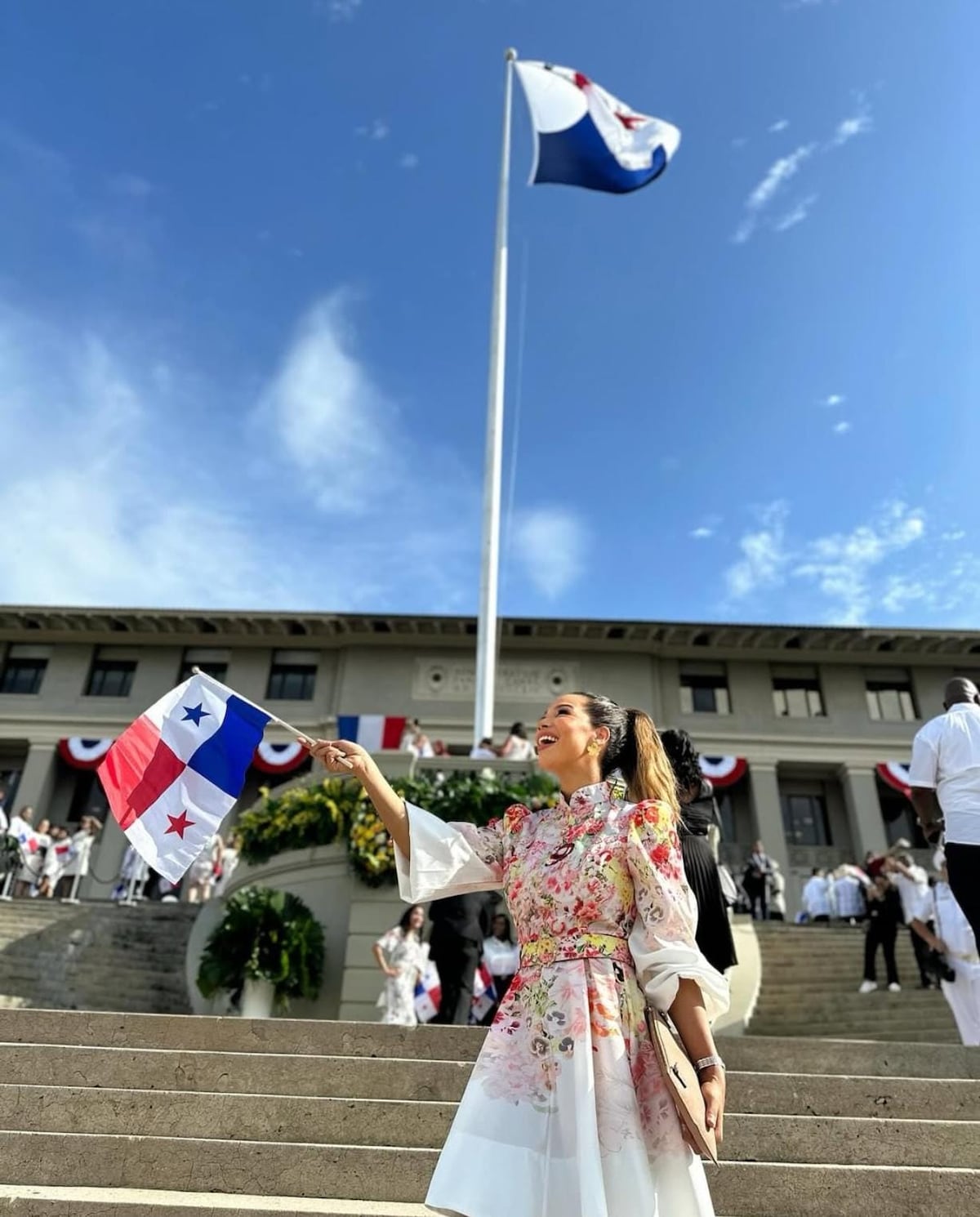 Nicolle Ferguson, Blanca Herrera y otros asistentes al acto de aniversario por los 25 años de la reversión del Canal de Panamá
