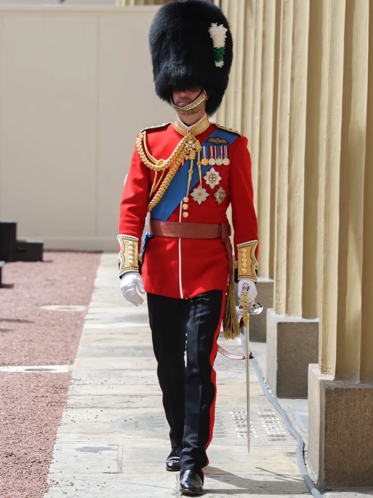 El príncipe William y su uniforme militar ceremonial en el desfile de celebración del cumpleaños del rey