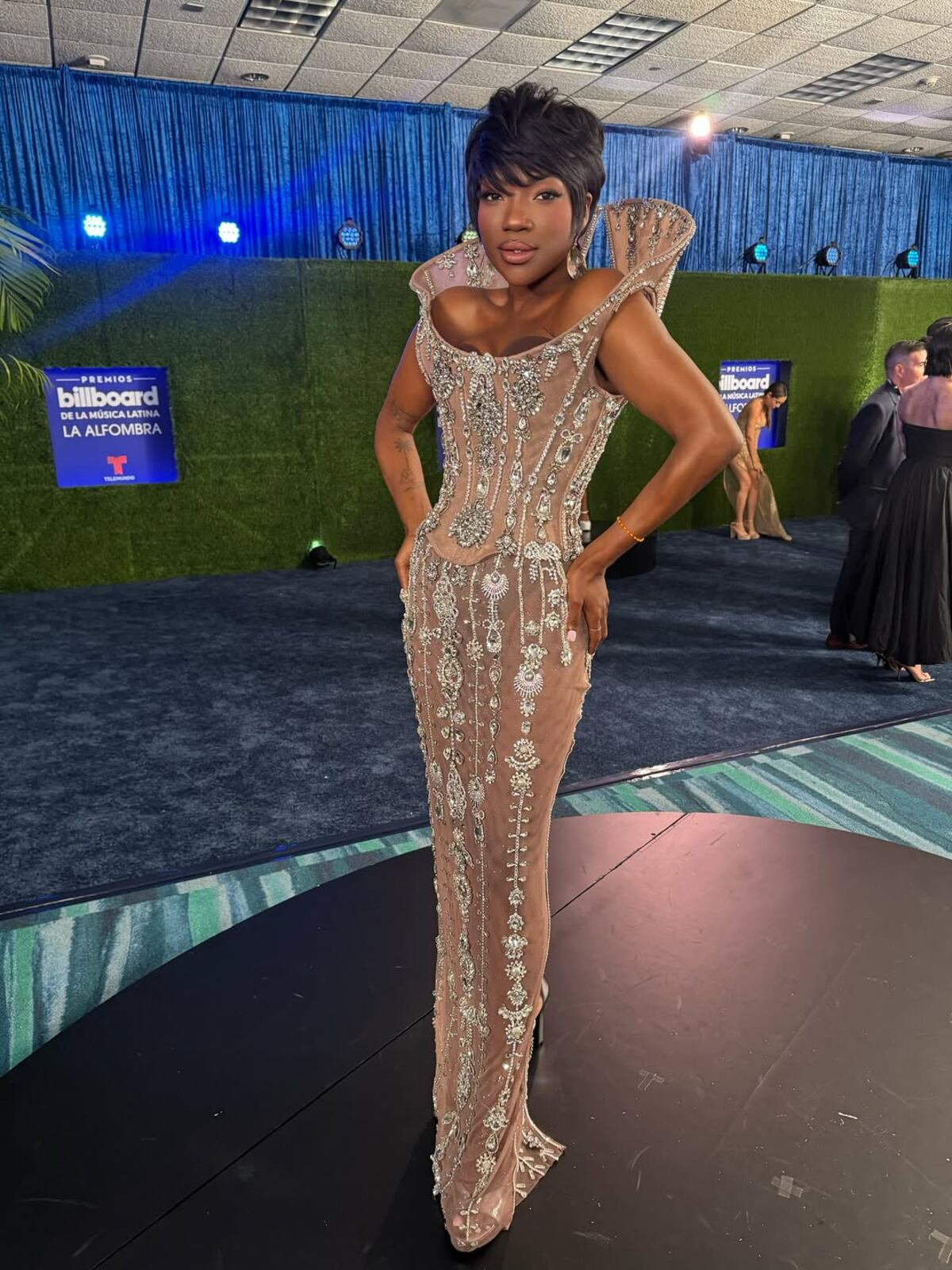 Chikybombom deslumbra en los Premios Billboard Latinos con un diseño de Giannina Azar presentado en Panamá