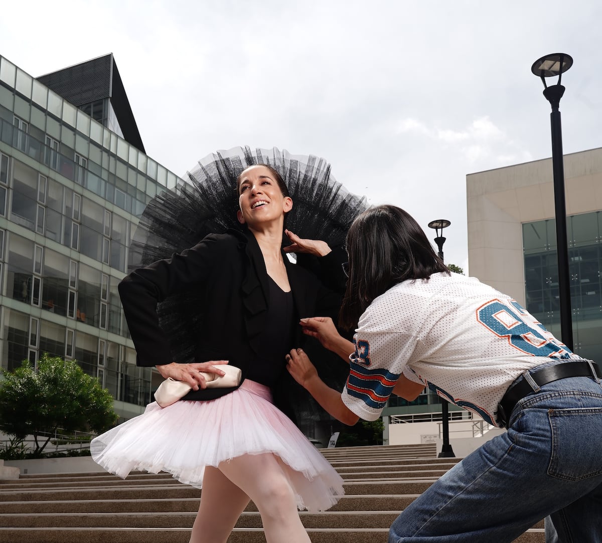 Tras cámara de la sesión de portada de ELLAS con Maruja Herrera, ministra de Cultura 