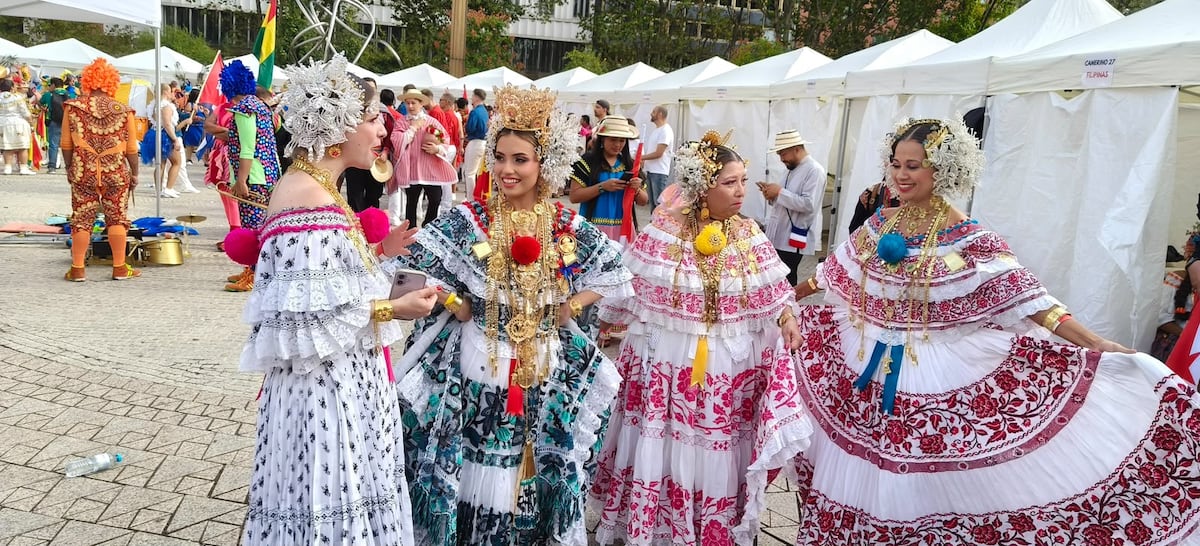 Ana Isabel Carrizo, reina de Calle Arriba de Las Tablas, participa de la Cabalgata de la Hispanidad en Madrid