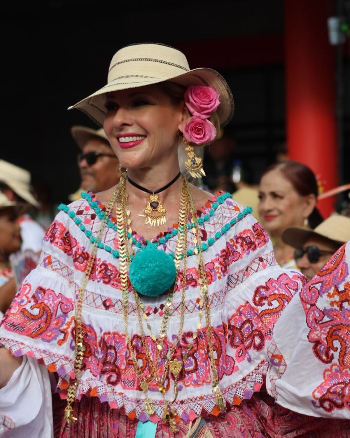 Atheyna Bylon, Lía Victoria Borrero, Miroslava Morales, y demás personalidades panameñas en el Desfile de las Mil Polleras 2025