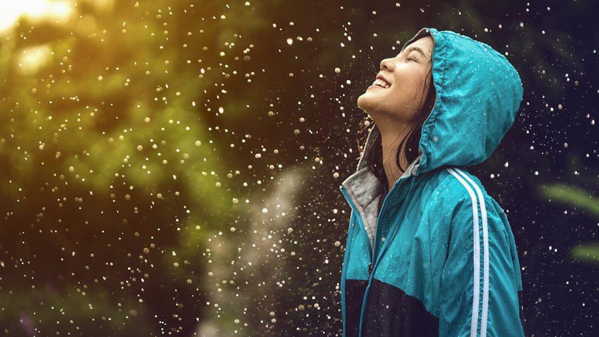 4 beneficios para la salud de salir afuera mientras está lloviendo, según la ciencia