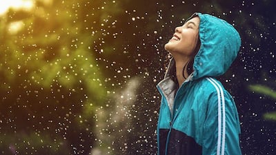 4 beneficios para la salud de salir afuera mientras está lloviendo, según la ciencia
