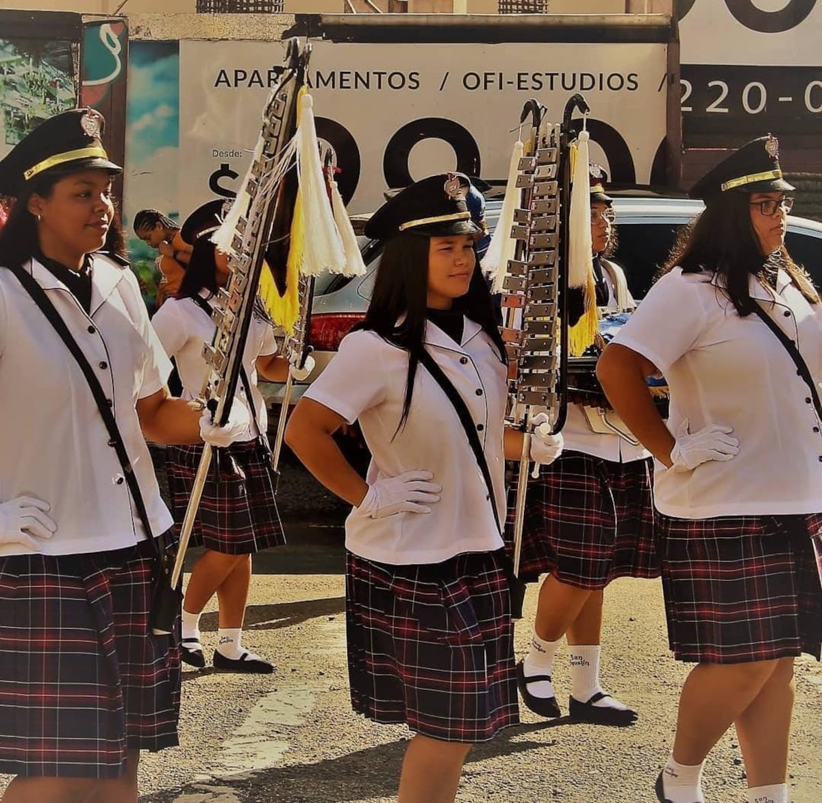 Desfilé seis años con la banda de mi colegio (y nunca me desmayé)