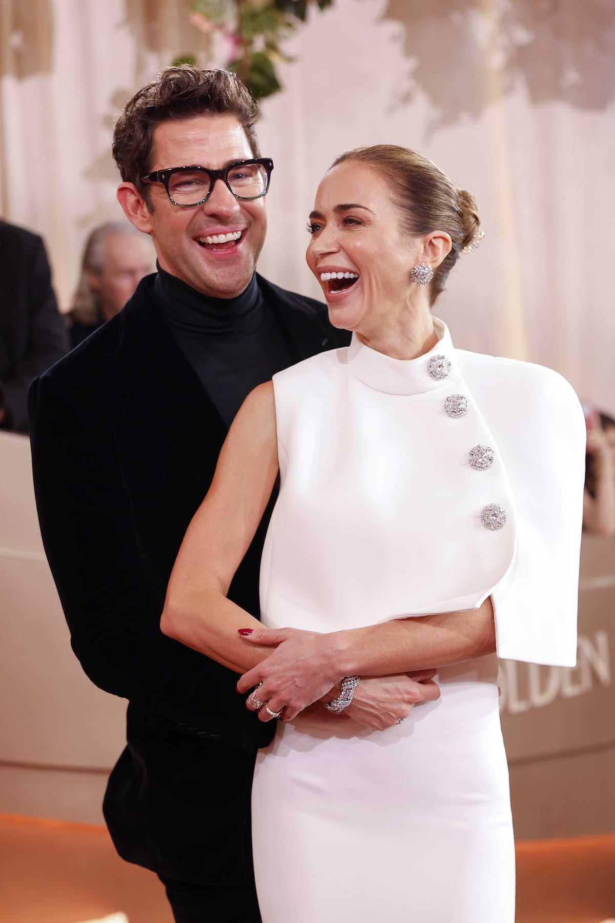 Besos y risas cómplices: parejas de famosos en los Globos de Oro 2026