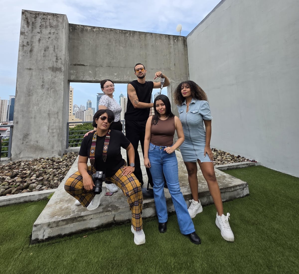 El detrás de cámaras de la sesión de fotos con el cantante panameño Robert Spratt para ELLAS