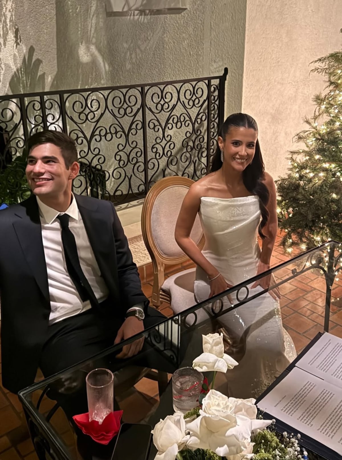 Julianne Roux luce para su boda civil un vestido de novia del diseñador australiano Alex Perry