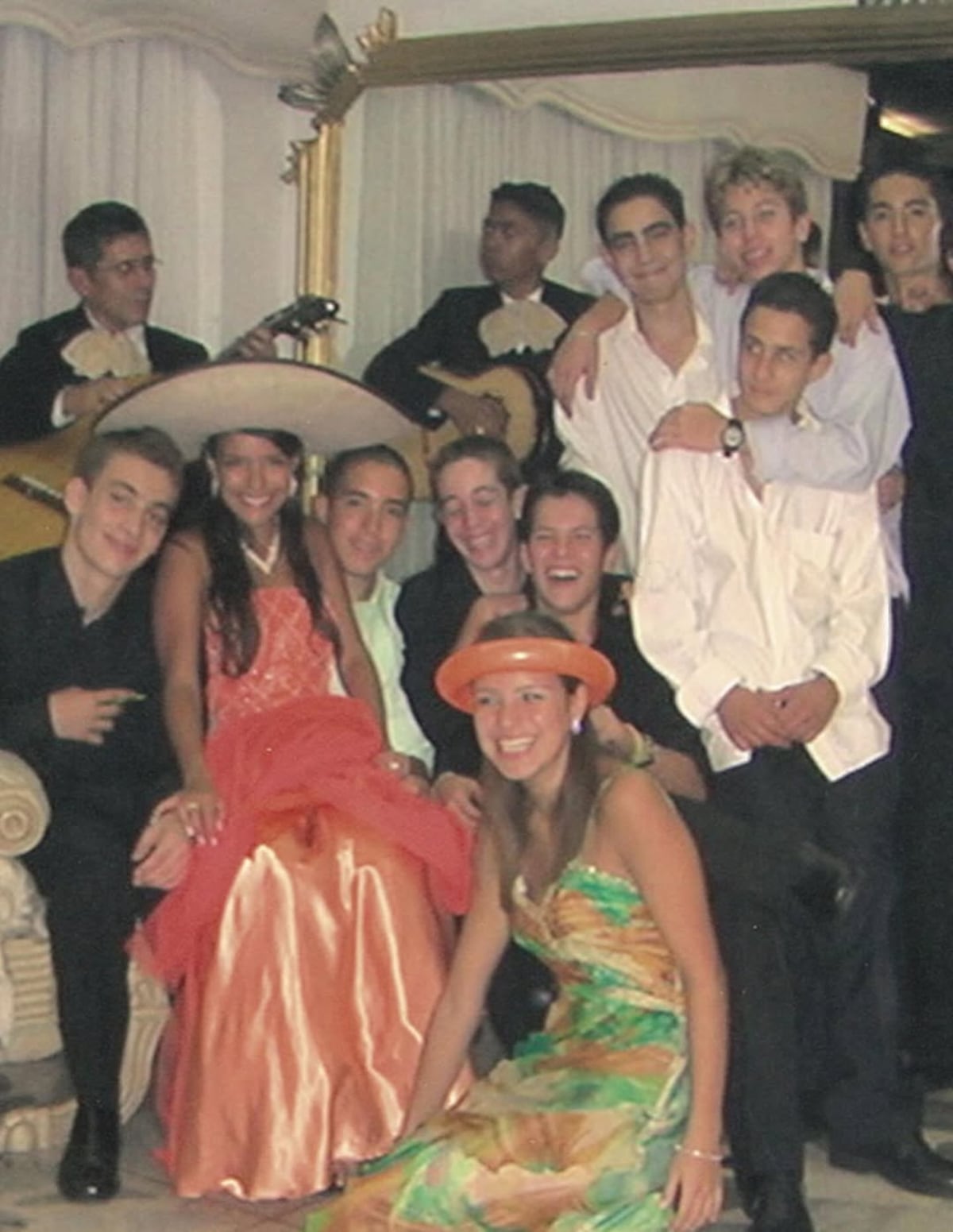 Con estas fotografías, la cantante Karol G revive su fiesta de 15 años