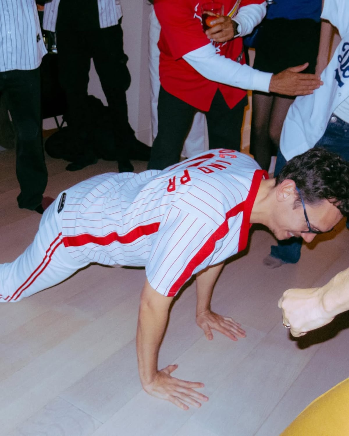 ‘Una fiesta de locos’: Así fue la celebración por el cumpleaños 47 de Residente