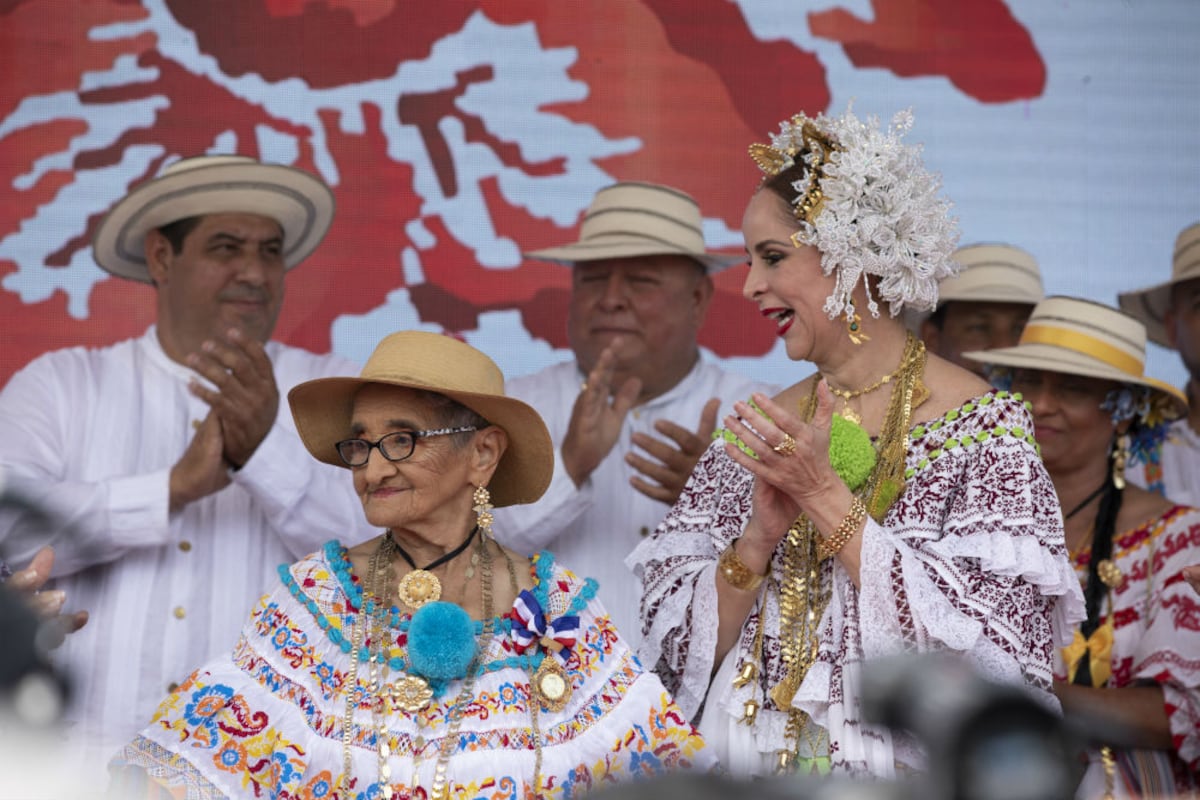 Honor para las artesanas en el Desfile de las Mil Polleras