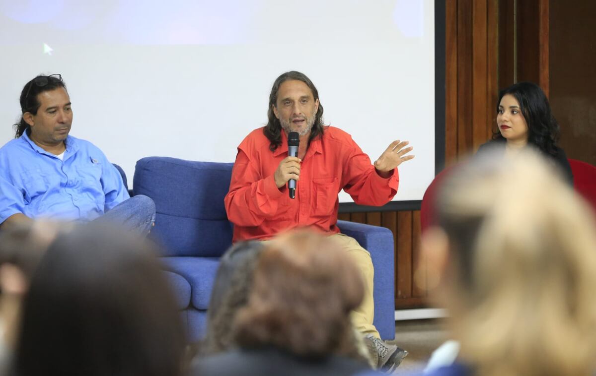 El fotógrafo Alexander Arosemena de La Prensa comparte su experiencia en fotoperiodismo con estudiantes de la USMA