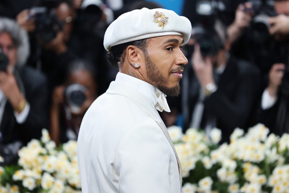 Con boina y de ivory, Lewis Hamilton llega a la Met Gala