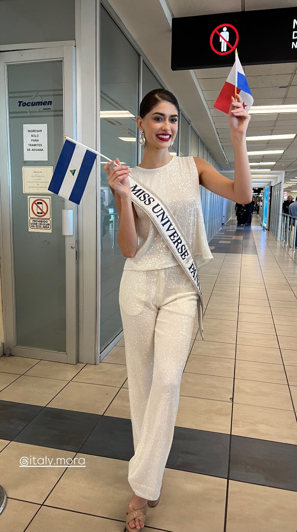 Luciendo su banda de Miss Universe Panamá, Italy Mora llega al Aeropuerto Internacional de Tocumen