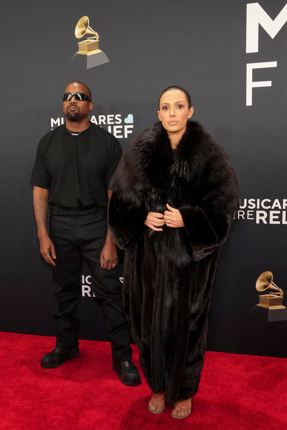 ¿Quién es Bianca Censori, la controversial esposa de Kanye West y por qué se desnudó en la alfombra roja de los Grammy?