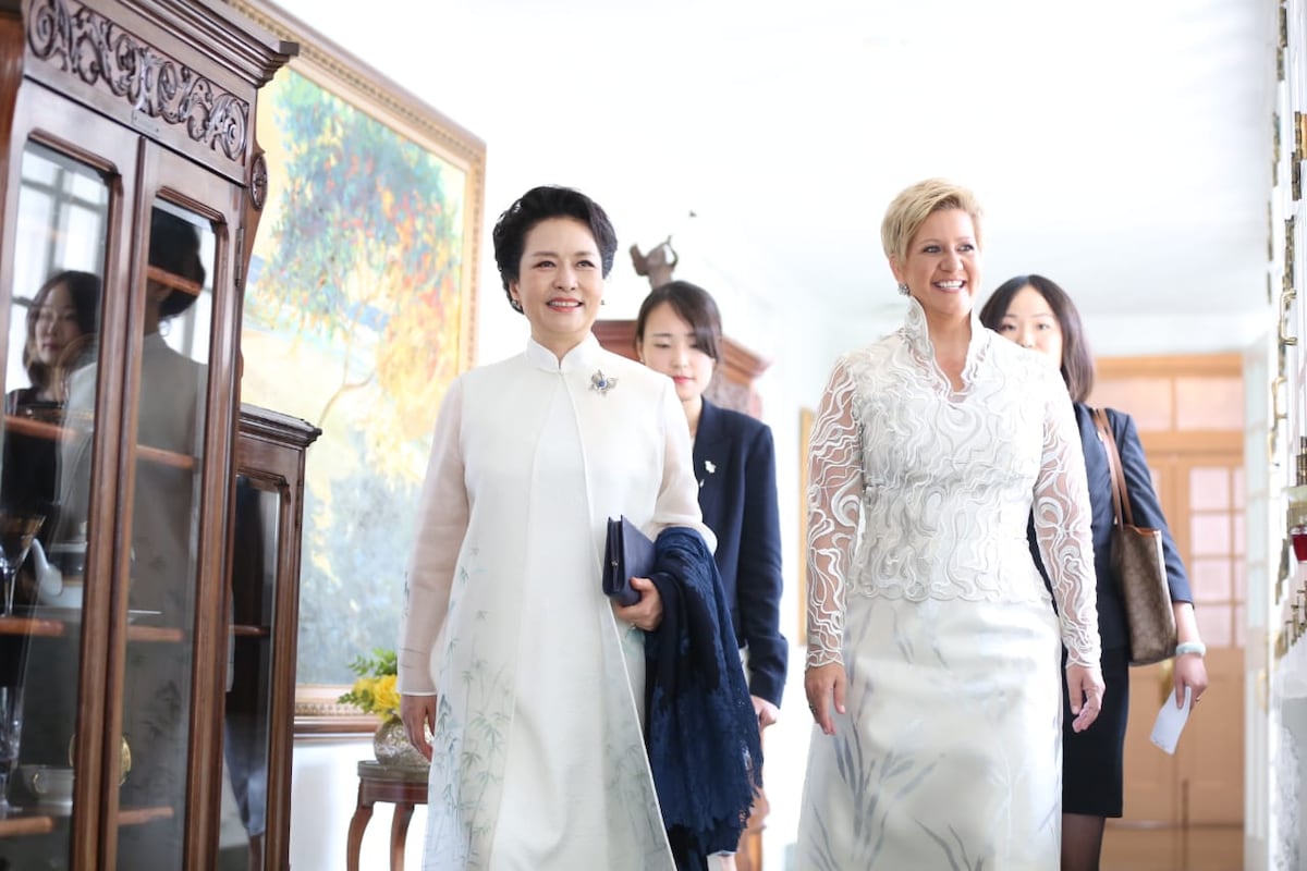 La reunión de Lorena Castillo de Varela y Peng Liyuan en el Palacio de las Garzas