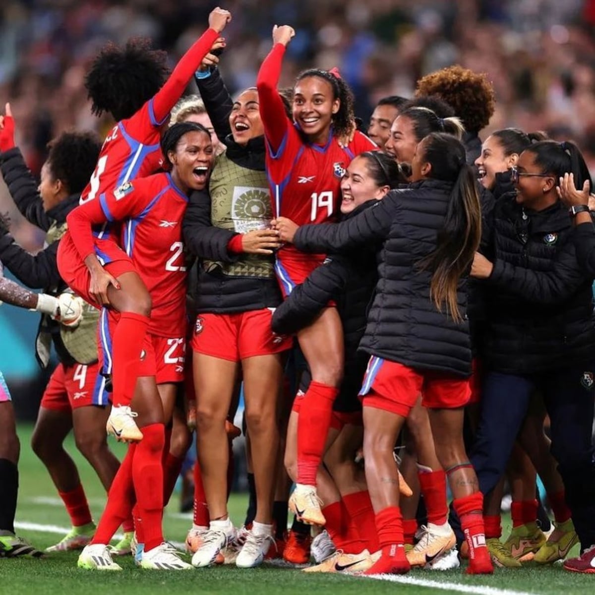 La futbolista panameña Laurie Batista, de la Selección de Panamá, celebra su graduación de la universidad