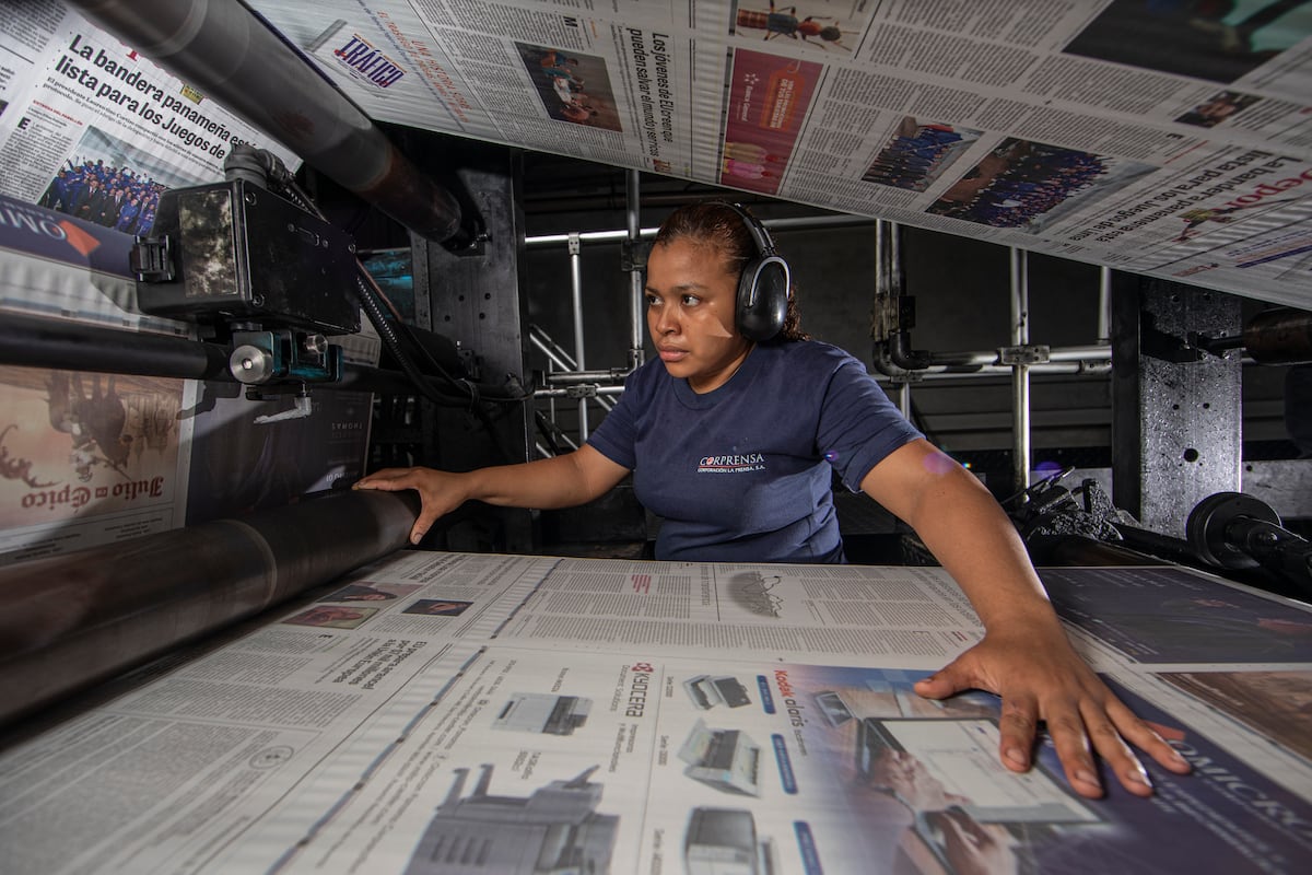 Un día con Yulissa, la mujer que imprime el periódico