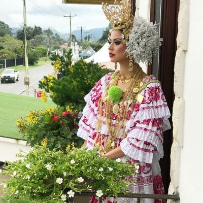 Rosa Montezuma se viste de pollera