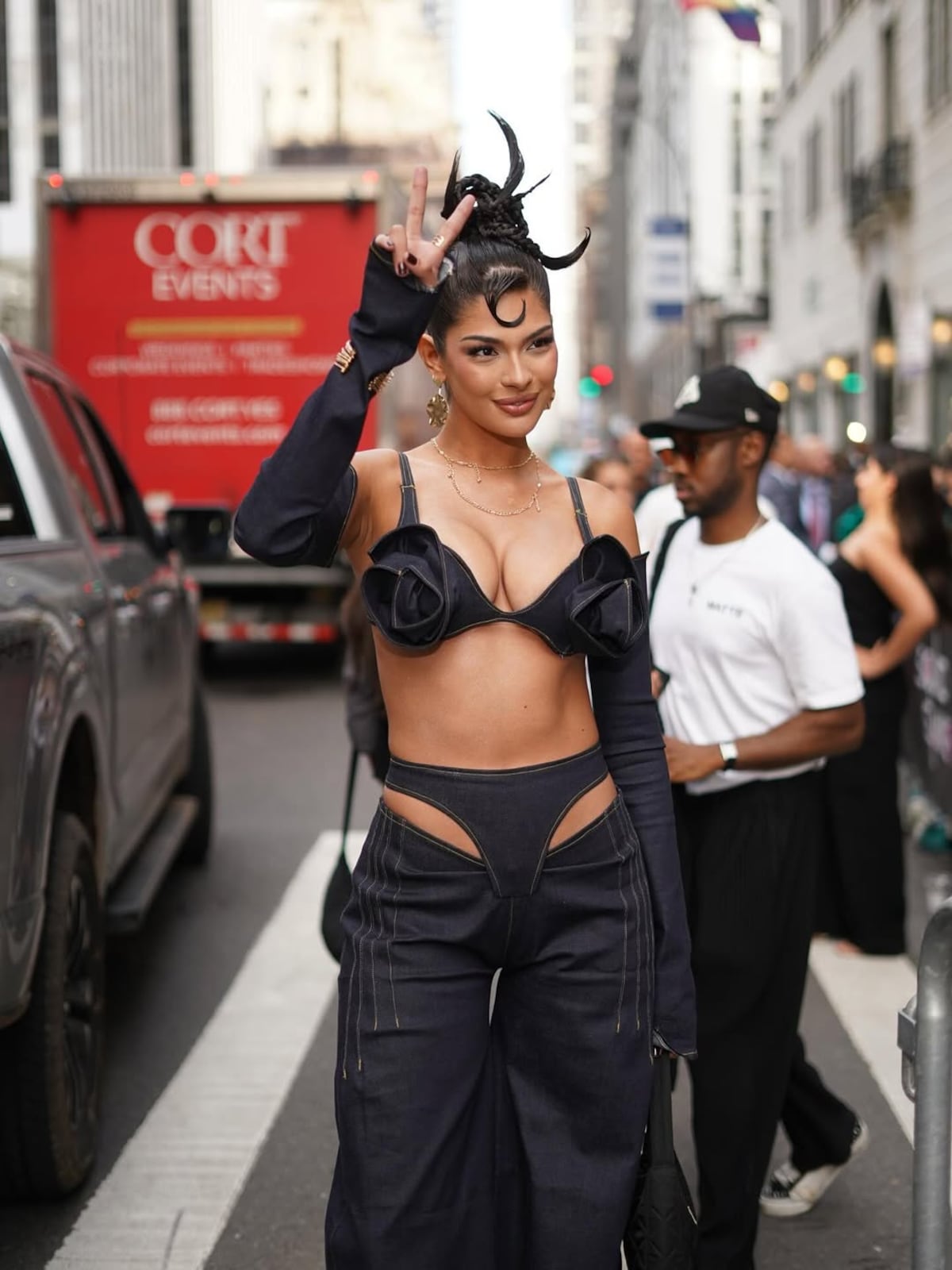 Denim y tanga: el ‘look’ atrevido y moderno de Sheynnis Palacios en el estreno de ‘Squid Game’