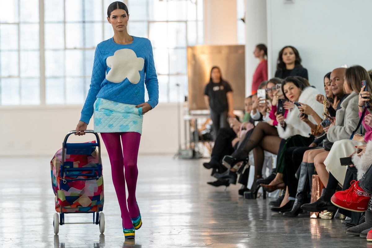 Ágatha Ruiz de la Prada presenta colección de moda hecha con piezas reutilizadas