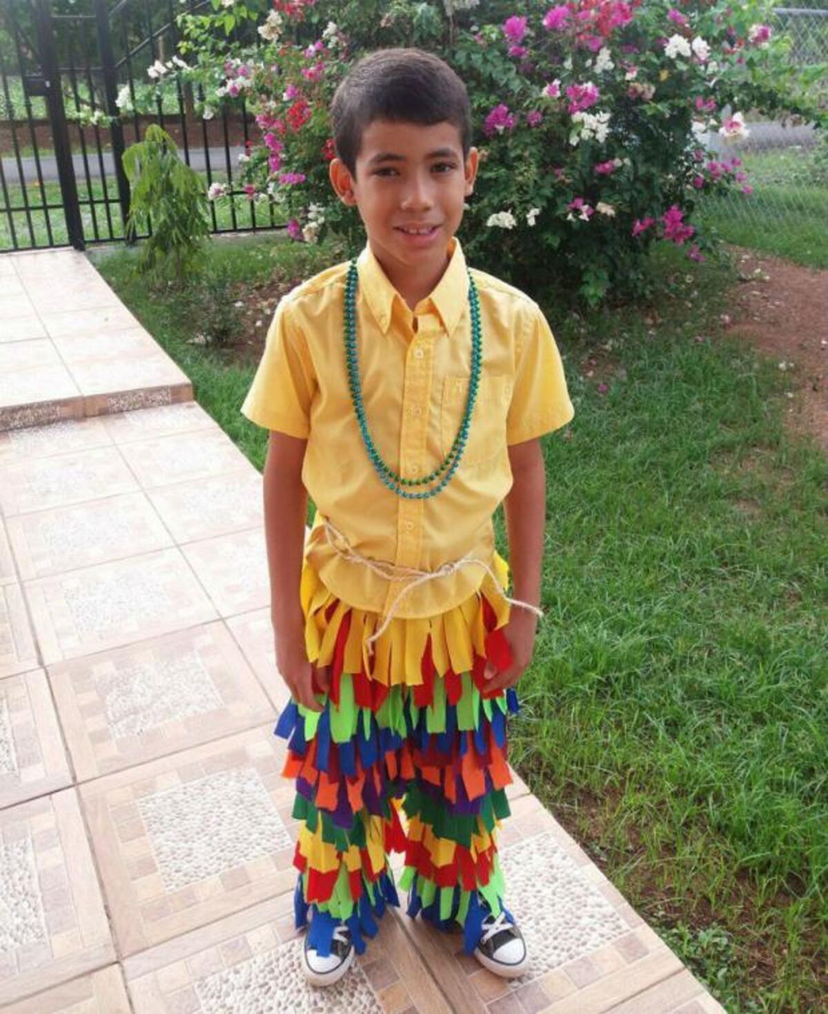 Más niños y jóvenes se visten para celebrar la etnia negra